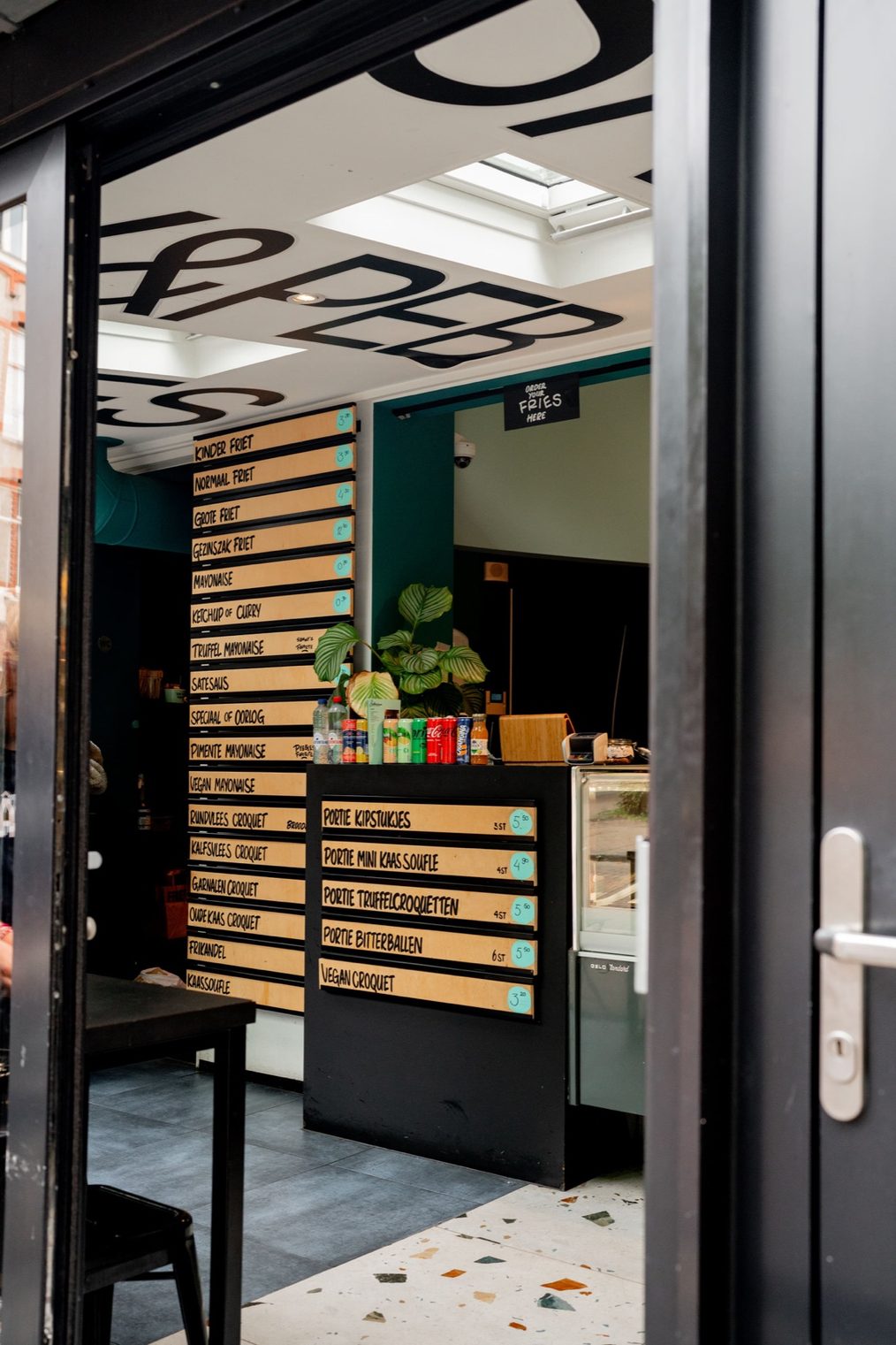 Doorkijk naar binnen met de houten menuborden
