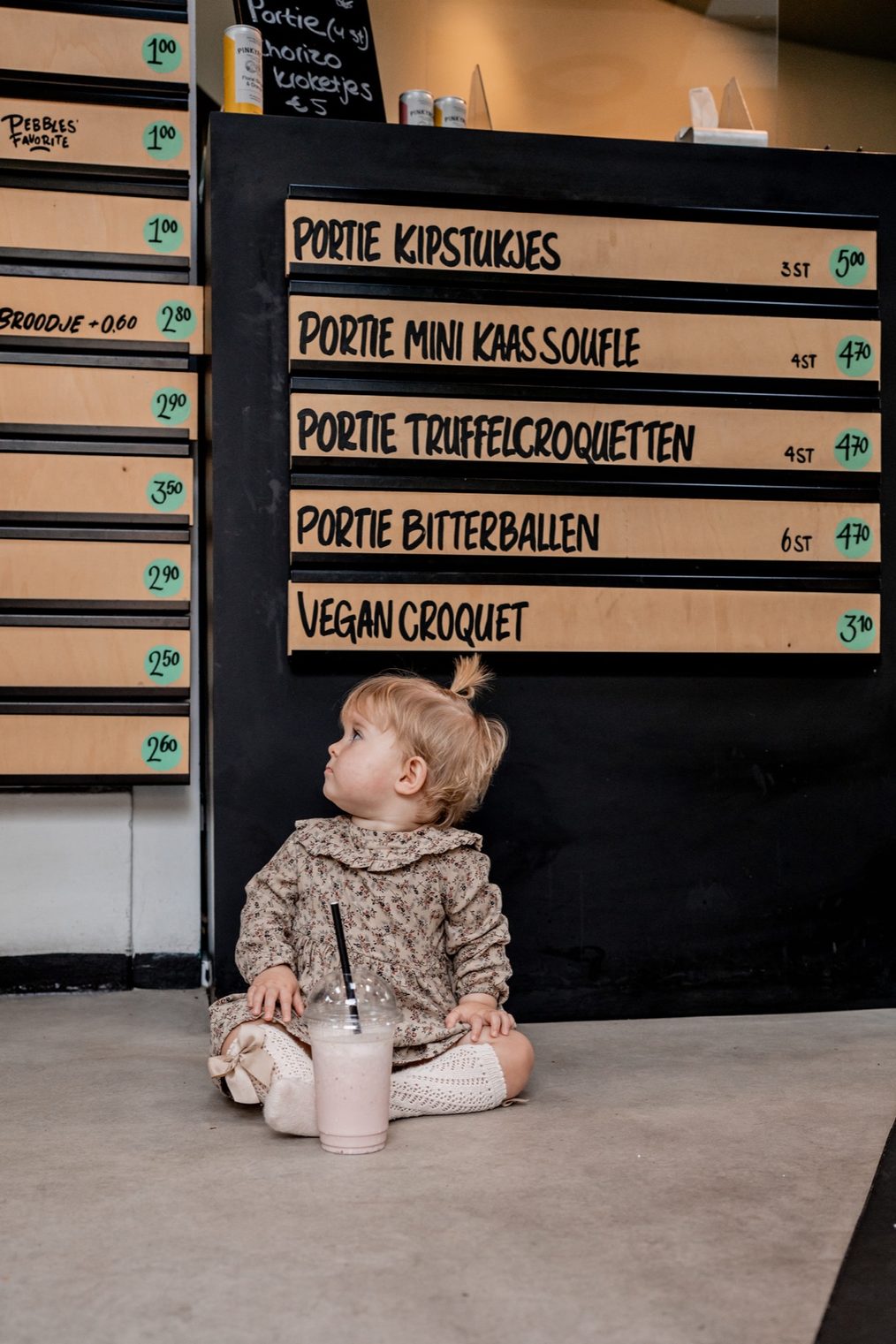 Peuter voor de menuborden met snacks