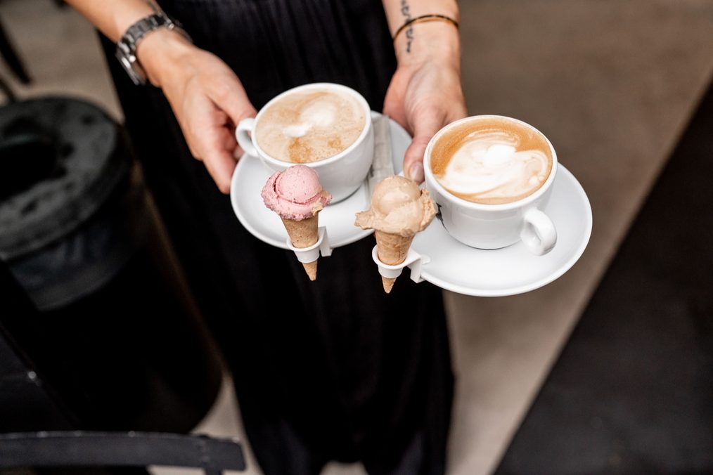 Twee cappuccino's met mini-ijsjes