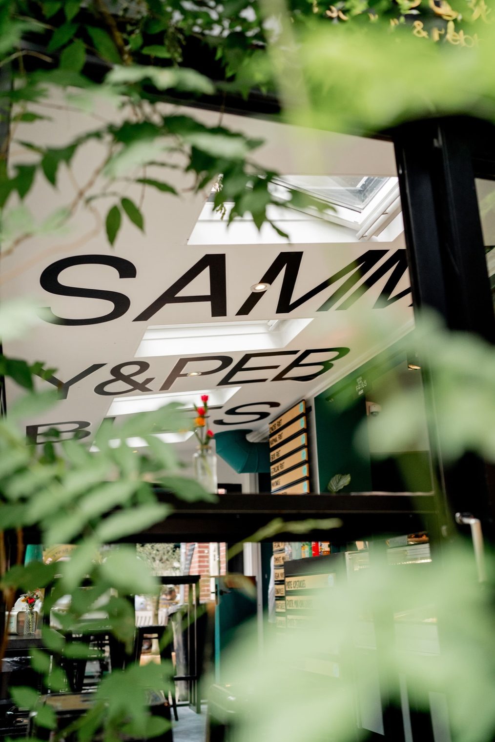 De plafondletters Sammy & Pebbles door de bladeren