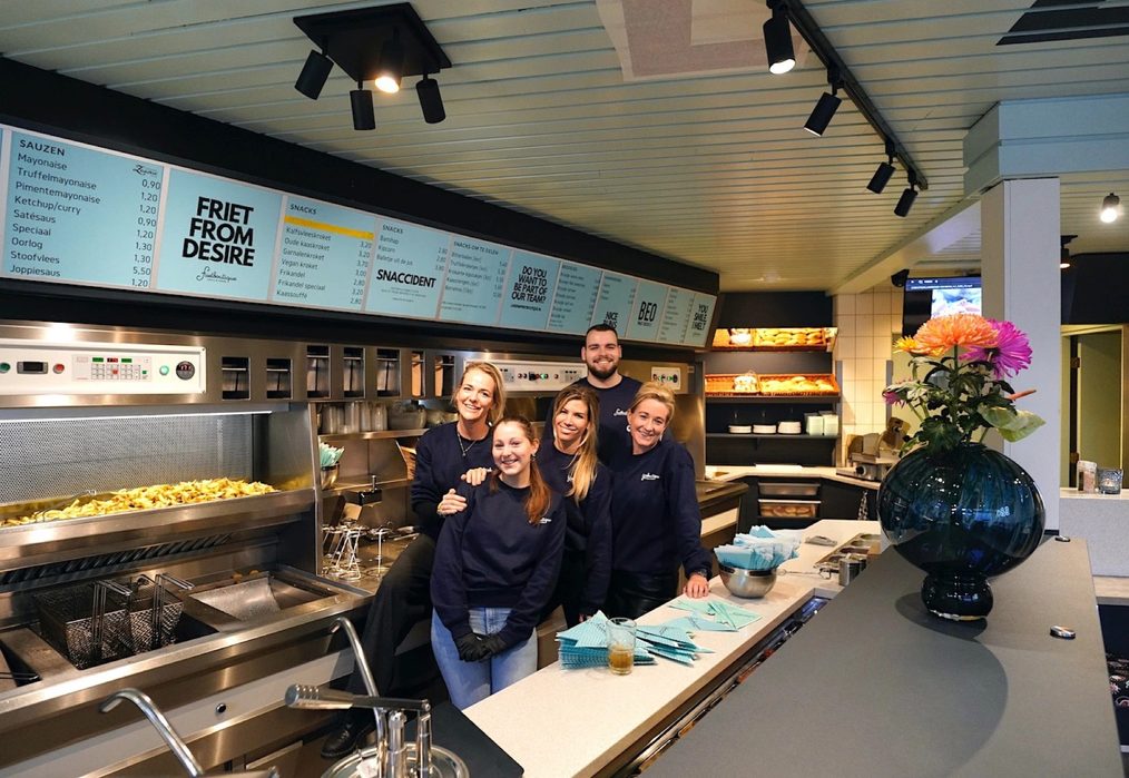 De gevel in Laren met Frietboutique en IJsboutique