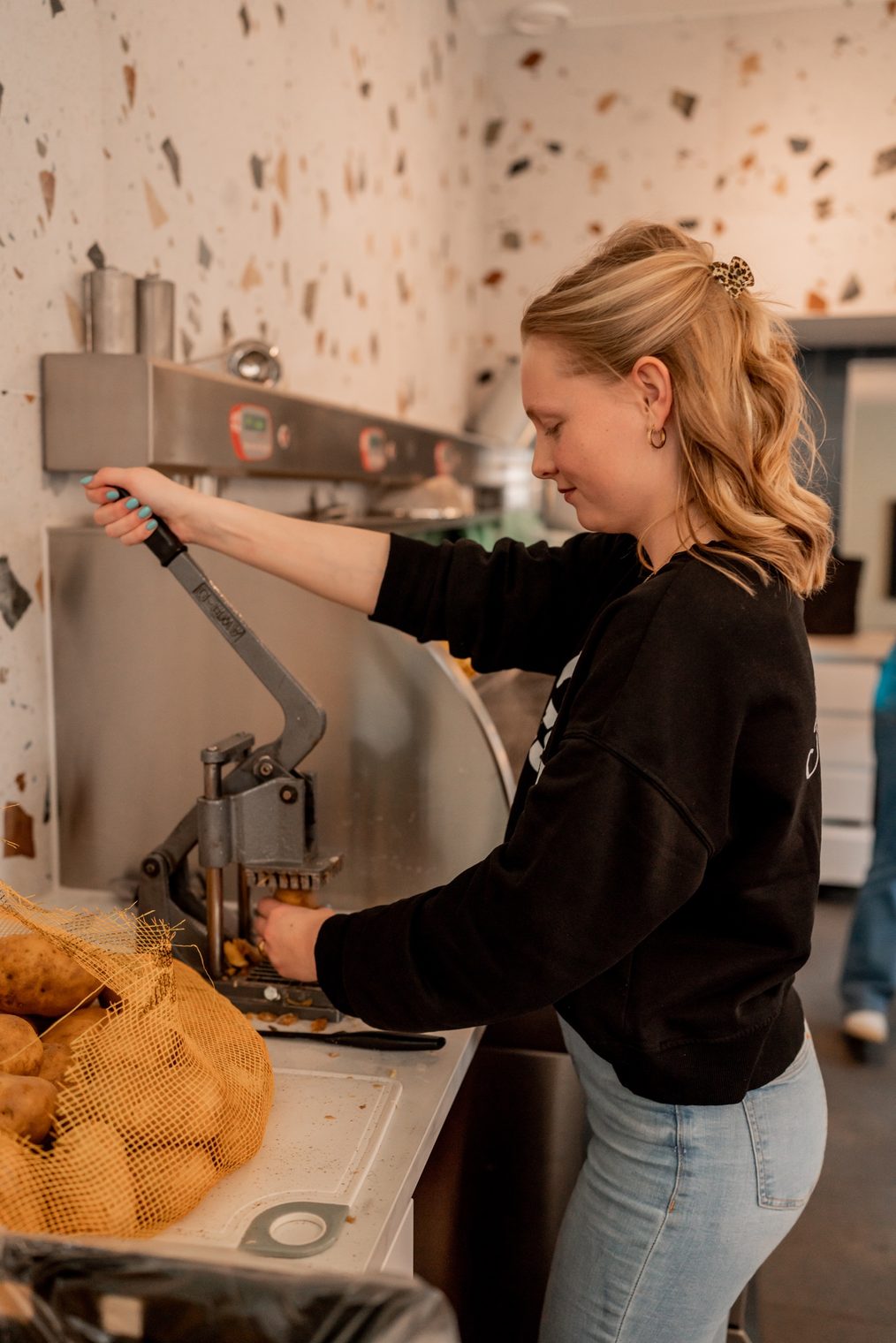 Verse aardappels in de friethakker