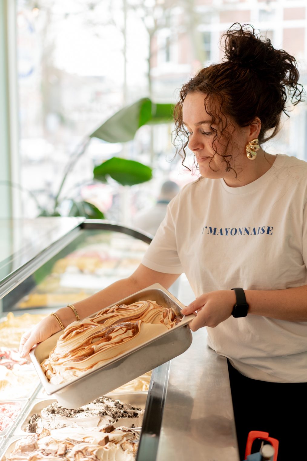 Vers ijs wordt in de vitrine geschept