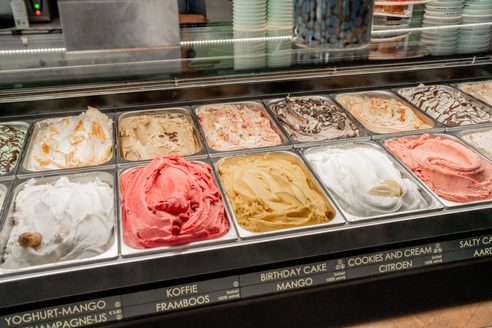IJsvitrine met yoghurt-mango, koffie en framboos