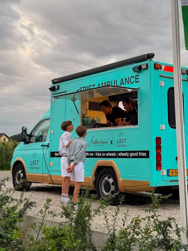 Twee jongens bestellen bij de foodtruck
