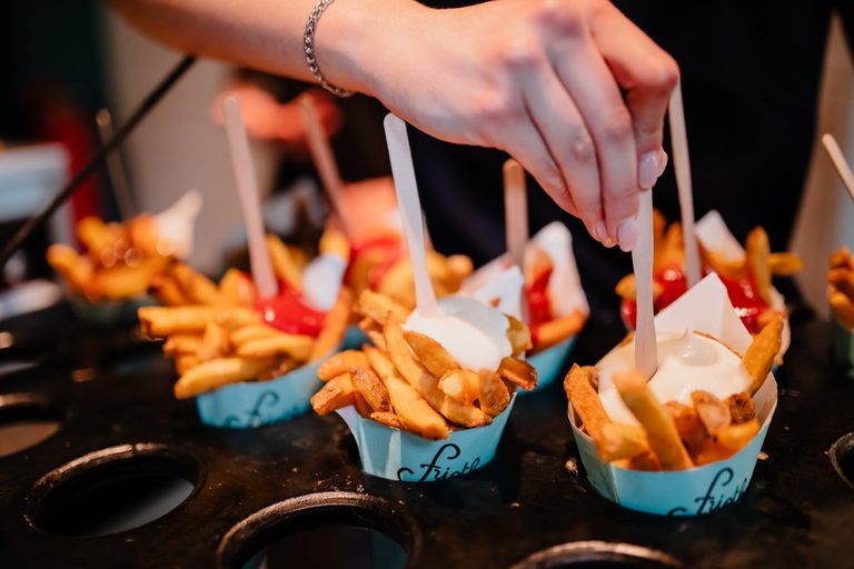 Bakjes verse friet op een dienblad