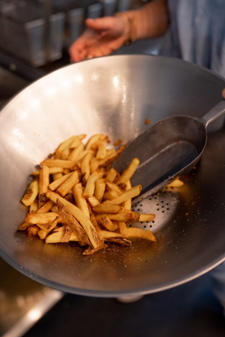 Een kom met vers gesneden friet
